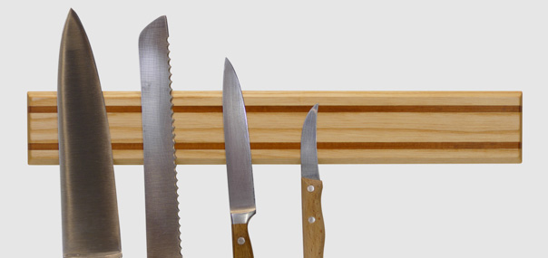 Magnetleiste mit Messern aus Kirschbaumholz